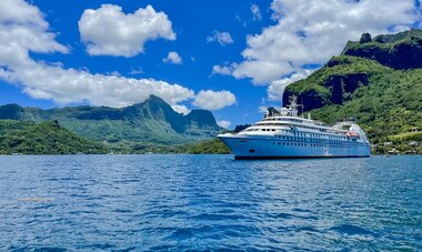 Windstar Star breeze in the lagoon of Moorea