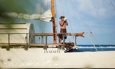 Pirogue Polynésienne Fa'afaite Polynésien sur une pirogue Polynésienne Fa'afaite avec un instrument nommé pu