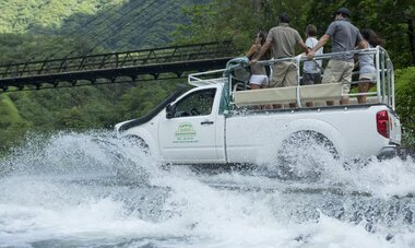 Excursion Tahiti Touristes qui font une excursion à la Maroto