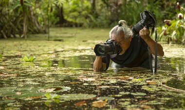 Danee Hazama qui prend des photos dans un marécage 