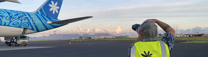Danee Hazama Danee Hazama prend en photo un appareil Air Tahiti Nui sur le tarmac